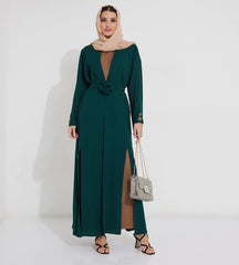 طقم عباية خضراء برقبة على شكل حرف V